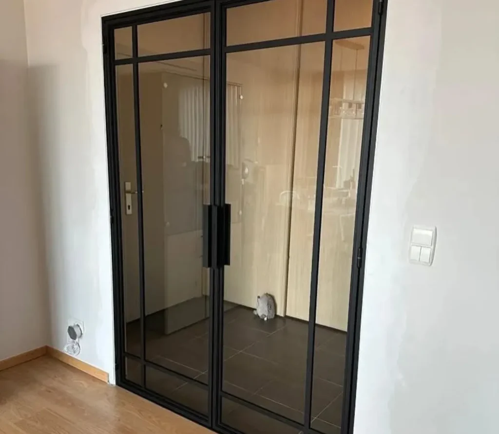 Double porte battante type atelier à petits carreaux en aluminium noir, réalisation Metal hanart sur mesure