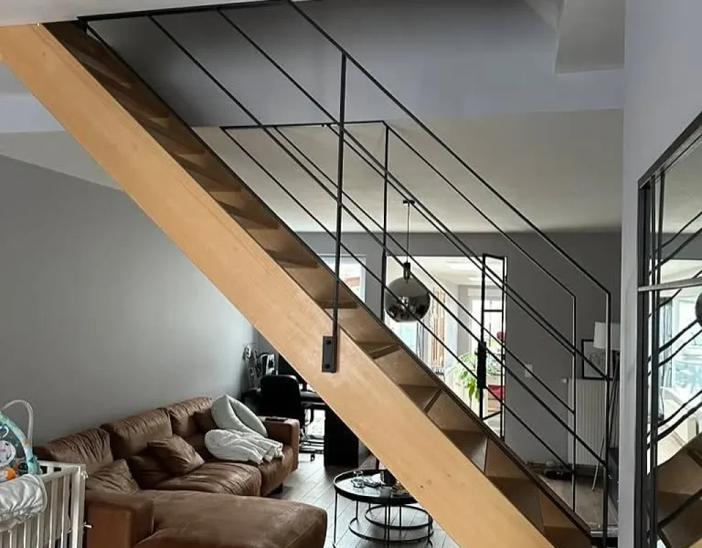 Escalier intérieur en bois avec garde-corps métallique noir sur mesure, réalisation Metal Hanart en duplex