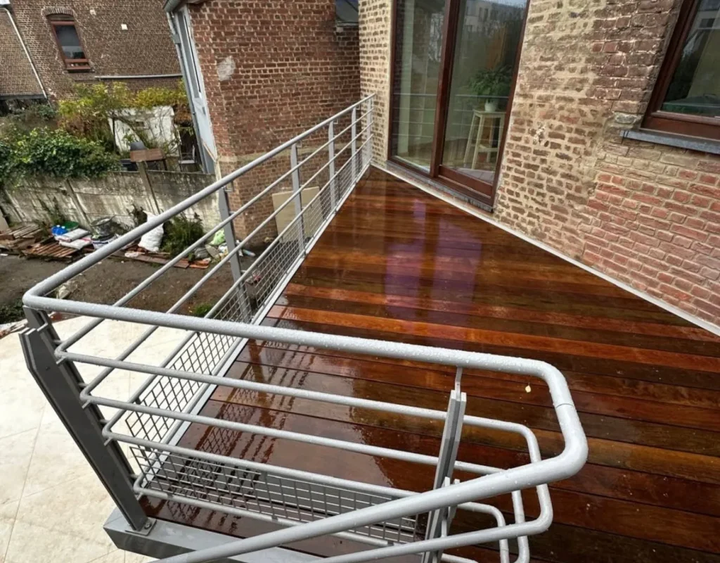 Garde-corps et escalier en acier avec platelage en bois exotique sur passerelle sur mesure, réalisation Metal Hanart
