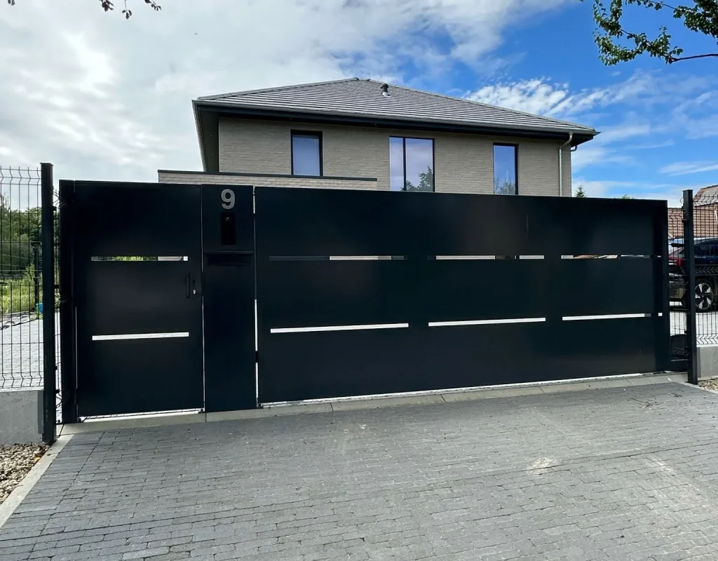 Portail anthracite avec portillon piéton intégré et boîte aux lettres, réalisation Metalhanart devant maison contemporaine